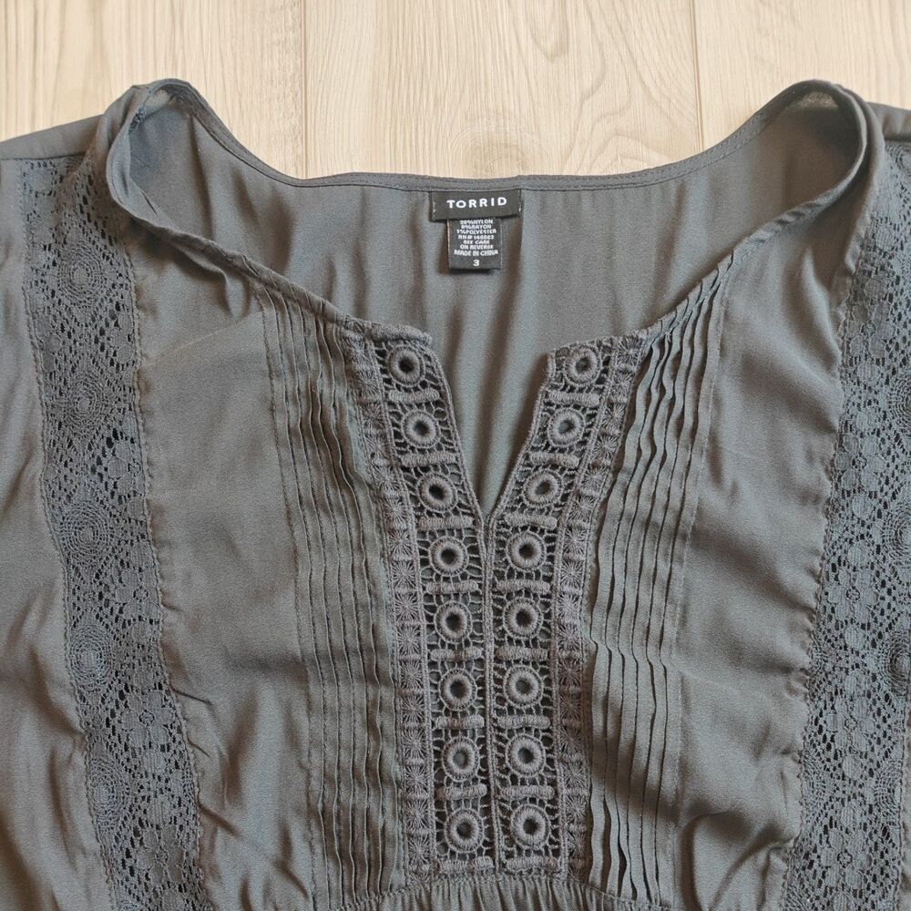 Torrid Size 3 V-neck Top Short Sleeve Shirt Black